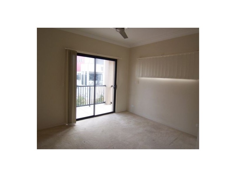 4/33 Harley Street, Labrador QLD 4215