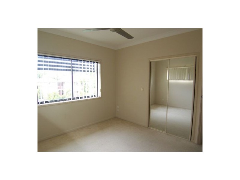 4/33 Harley Street, Labrador QLD 4215