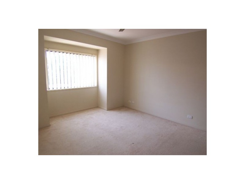 4/33 Harley Street, Labrador QLD 4215