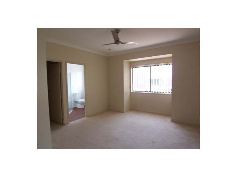 4/33 Harley Street, Labrador QLD 4215