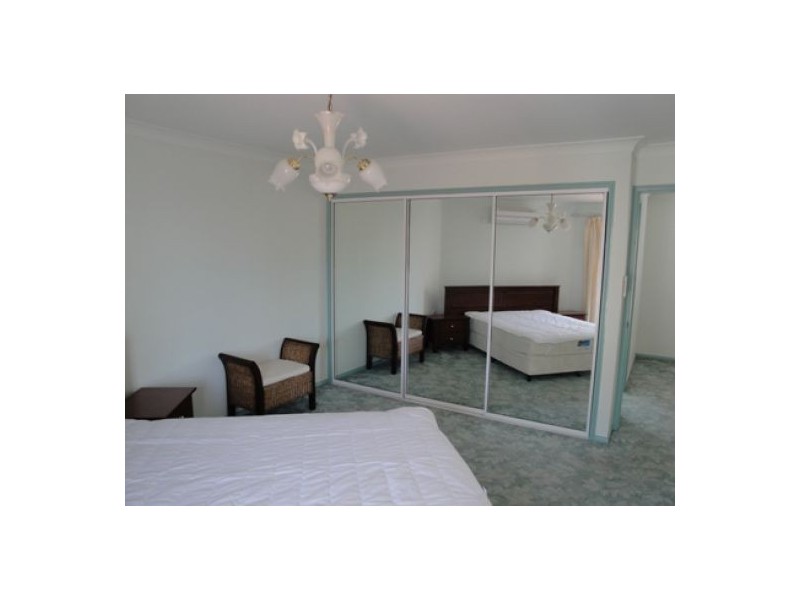 1/4 Clinton St, Labrador QLD 4215