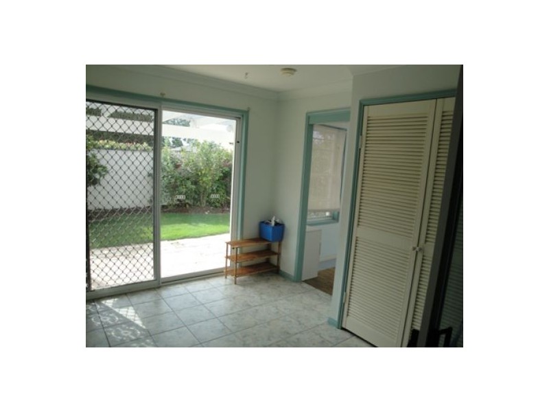 1/4 Clinton St, Labrador QLD 4215