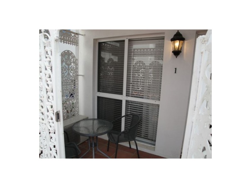 1/4 Clinton St, Labrador QLD 4215