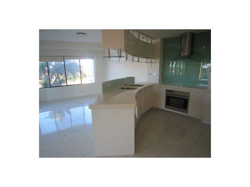 2/5 Canal Avenue, Runaway Bay QLD 4216