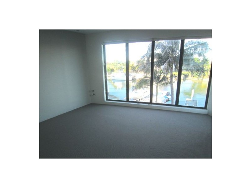 2/5 Canal Avenue, Runaway Bay QLD 4216