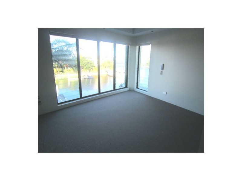 2/5 Canal Avenue, Runaway Bay QLD 4216