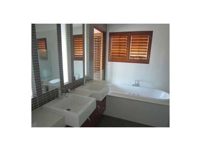 2/5 Canal Avenue, Runaway Bay QLD 4216