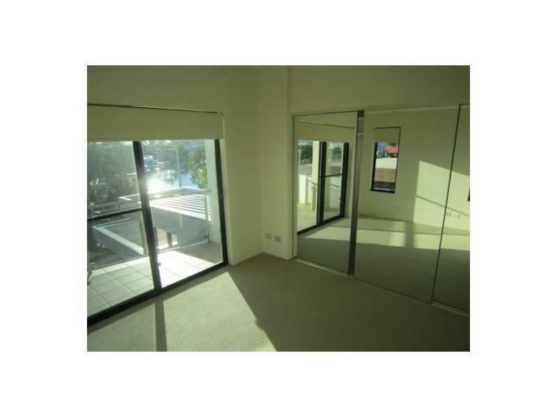 2/5 Canal Avenue, Runaway Bay QLD 4216