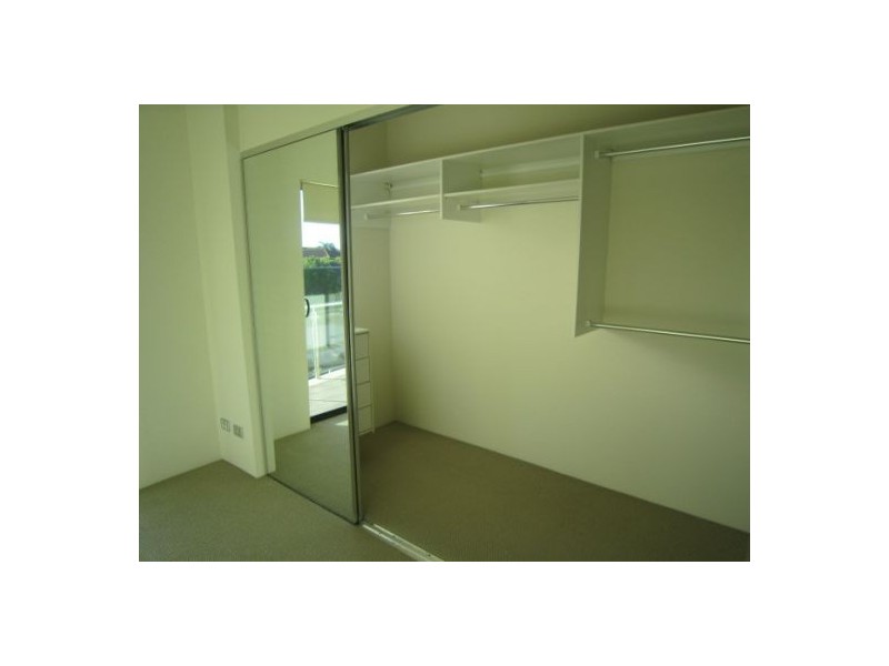 2/5 Canal Avenue, Runaway Bay QLD 4216