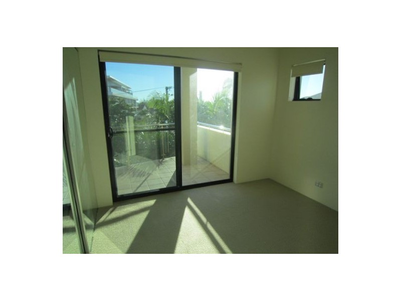 2/5 Canal Avenue, Runaway Bay QLD 4216