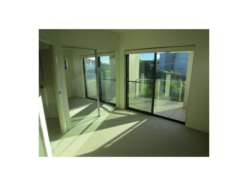 2/5 Canal Avenue, Runaway Bay QLD 4216