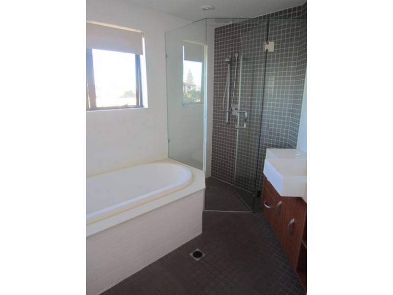 2/5 Canal Avenue, Runaway Bay QLD 4216