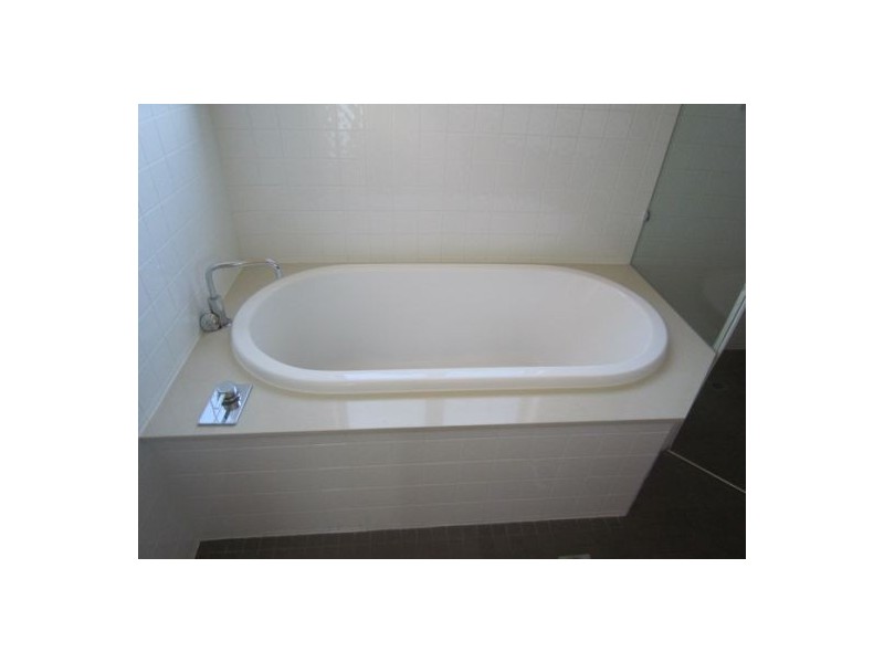 2/5 Canal Avenue, Runaway Bay QLD 4216