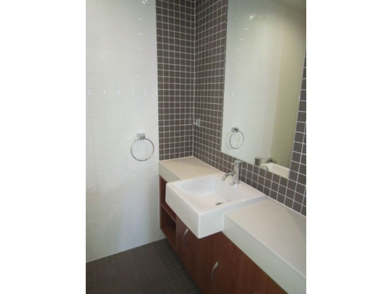 2/5 Canal Avenue, Runaway Bay QLD 4216