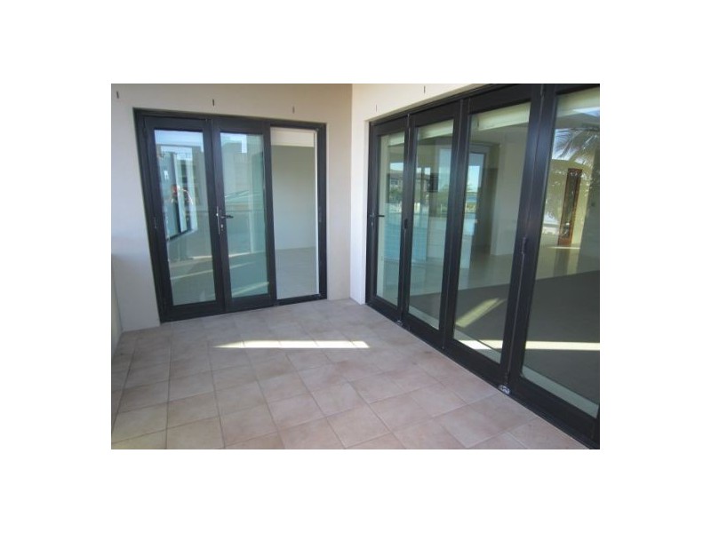 2/5 Canal Avenue, Runaway Bay QLD 4216