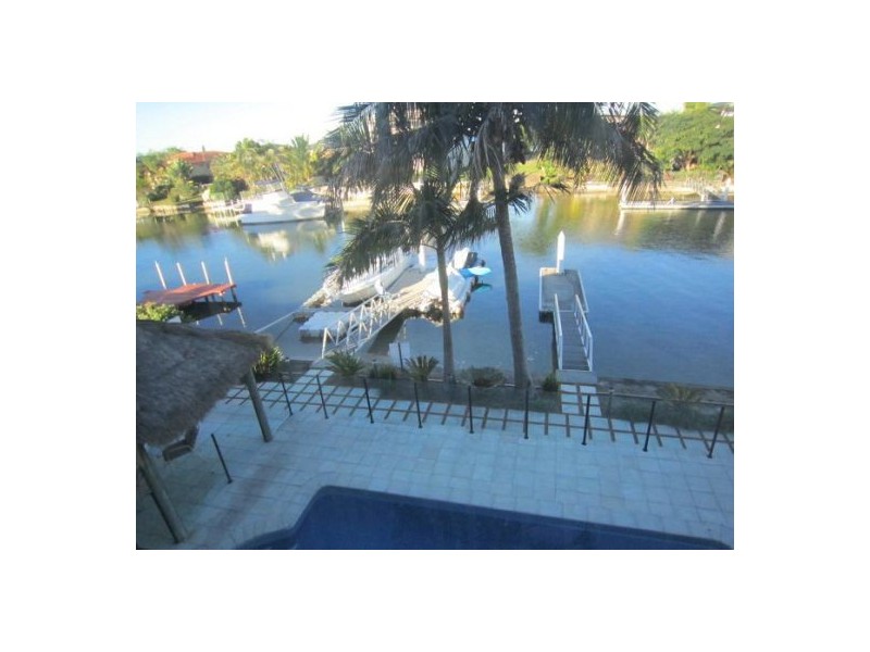 2/5 Canal Avenue, Runaway Bay QLD 4216