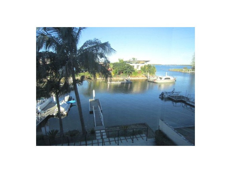 2/5 Canal Avenue, Runaway Bay QLD 4216