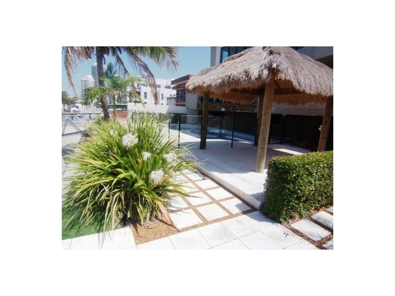 2/5 Canal Avenue, Runaway Bay QLD 4216