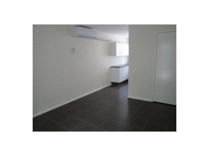 2/21 Parneno Street, Chevron Island QLD 4217