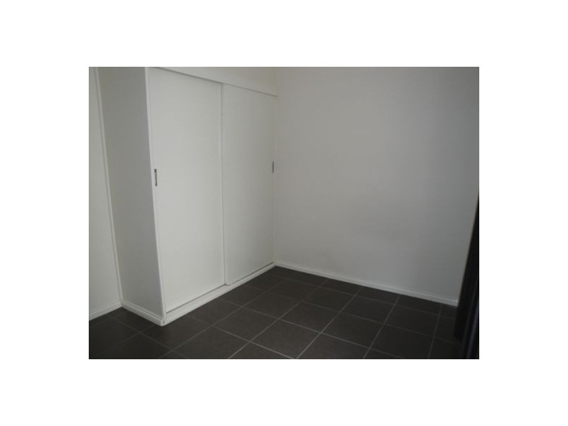 2/21 Parneno Street, Chevron Island QLD 4217