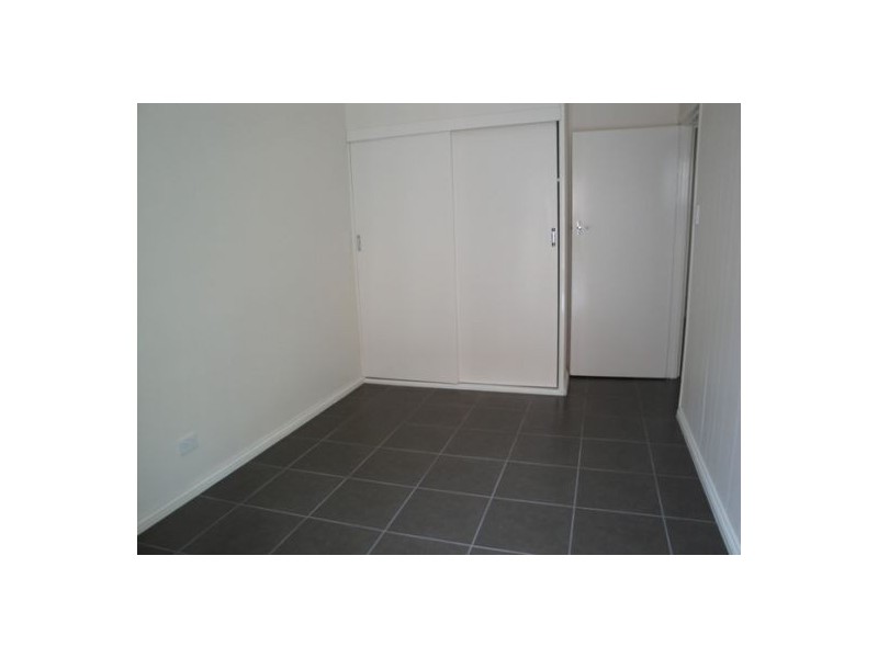 2/21 Parneno Street, Chevron Island QLD 4217