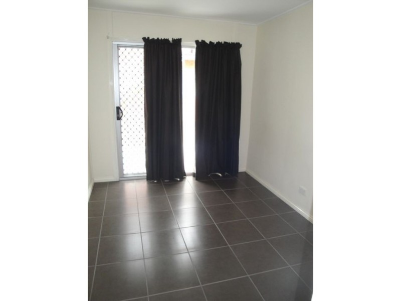 2/21 Parneno Street, Chevron Island QLD 4217