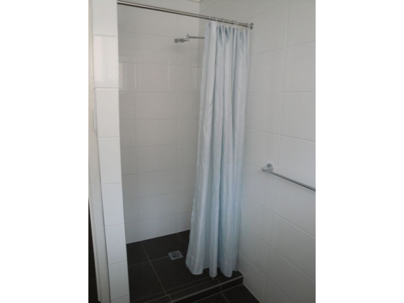 2/21 Parneno Street, Chevron Island QLD 4217