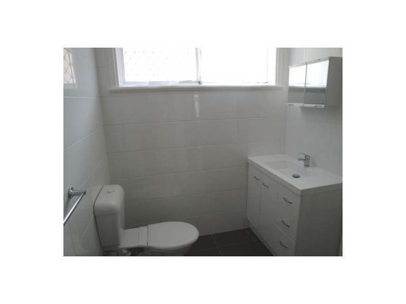 2/21 Parneno Street, Chevron Island QLD 4217