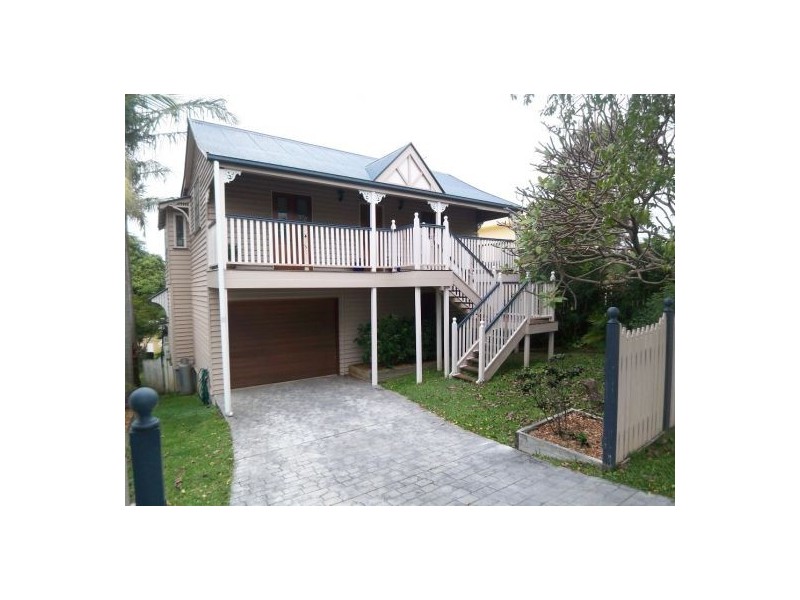 36 Ridgeway Av, Southport QLD 4215