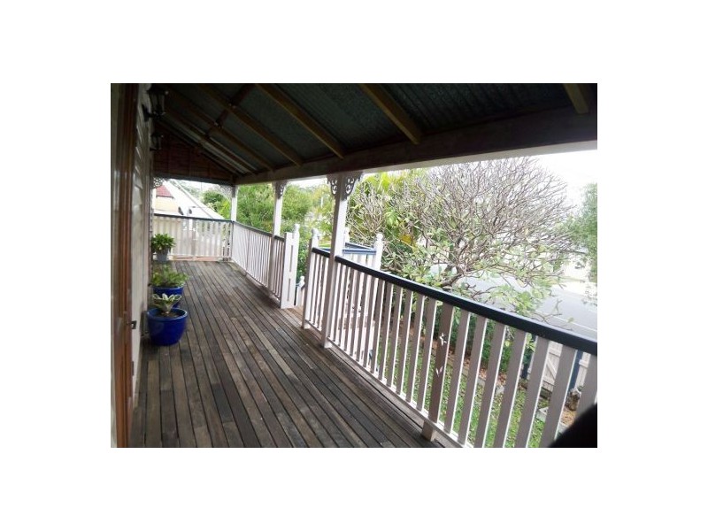 36 Ridgeway Av, Southport QLD 4215