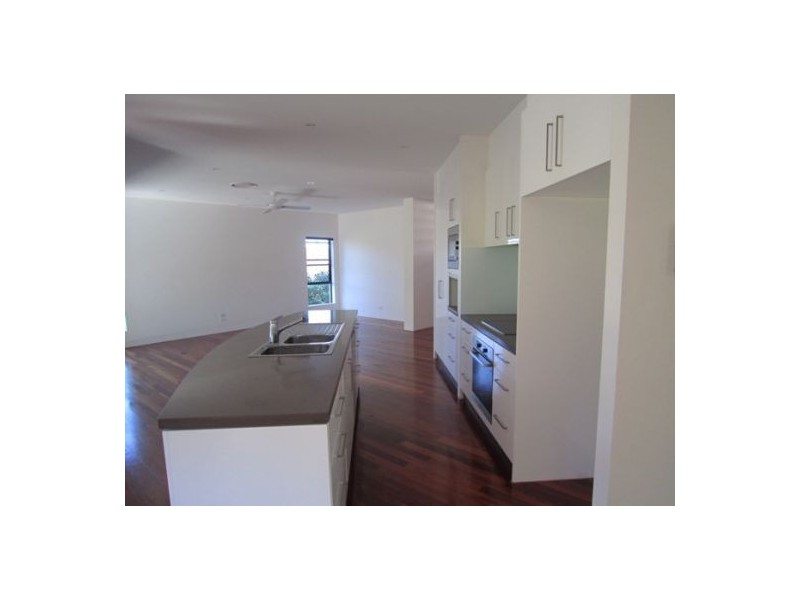 2/134 Ridgeway Avenue, Southport QLD 4215