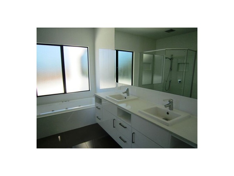 2/134 Ridgeway Avenue, Southport QLD 4215