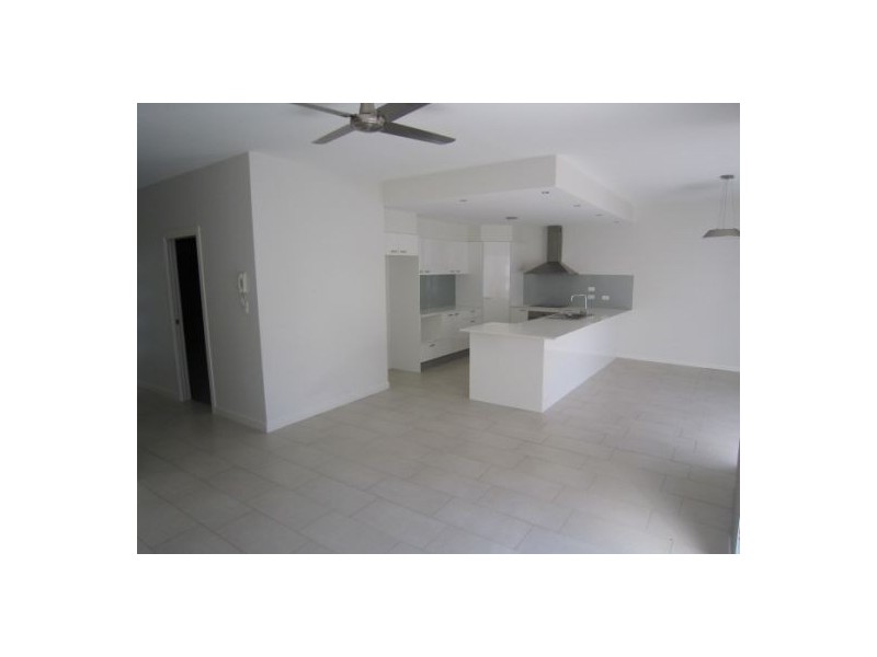 2/64 Broad Street, Labrador QLD 4215