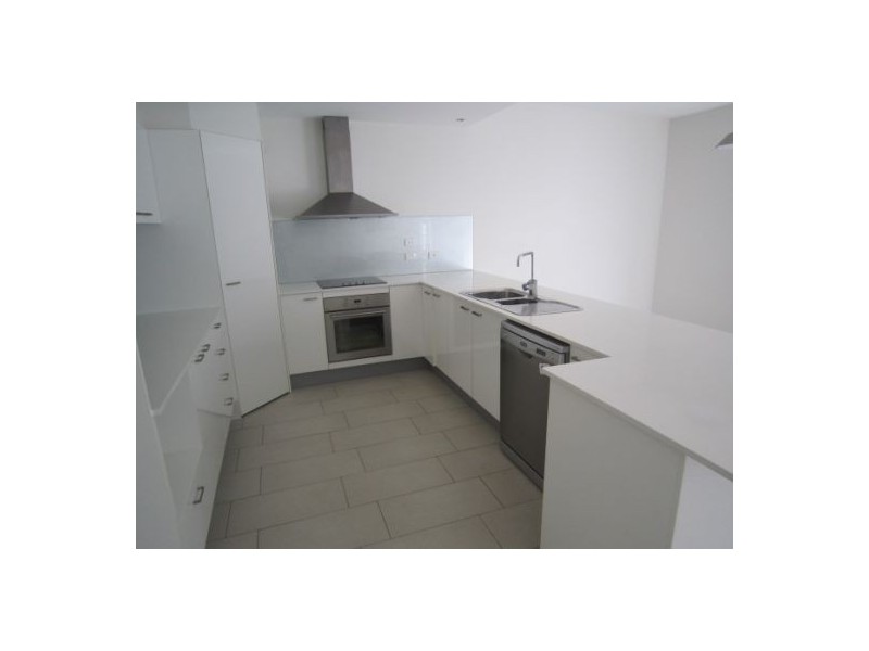 2/64 Broad Street, Labrador QLD 4215