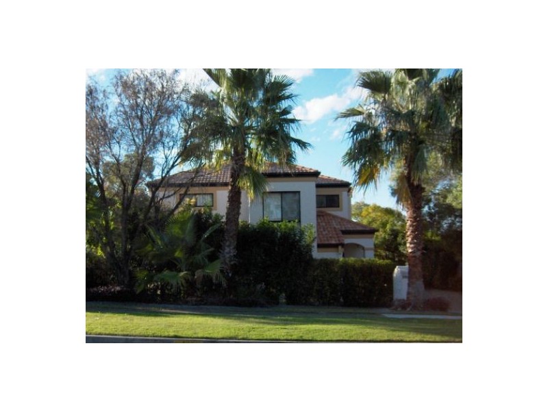 2/127 Eugaree Street, Southport QLD 4215