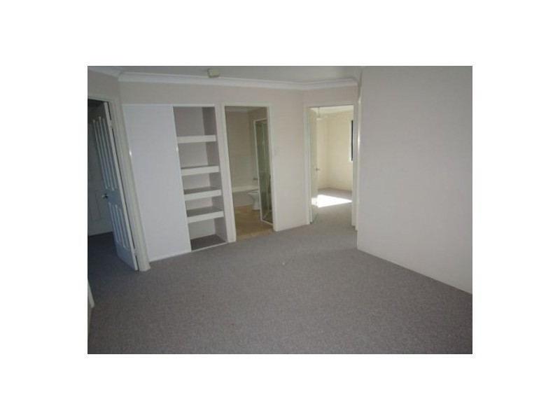 2/127 Eugaree Street, Southport QLD 4215