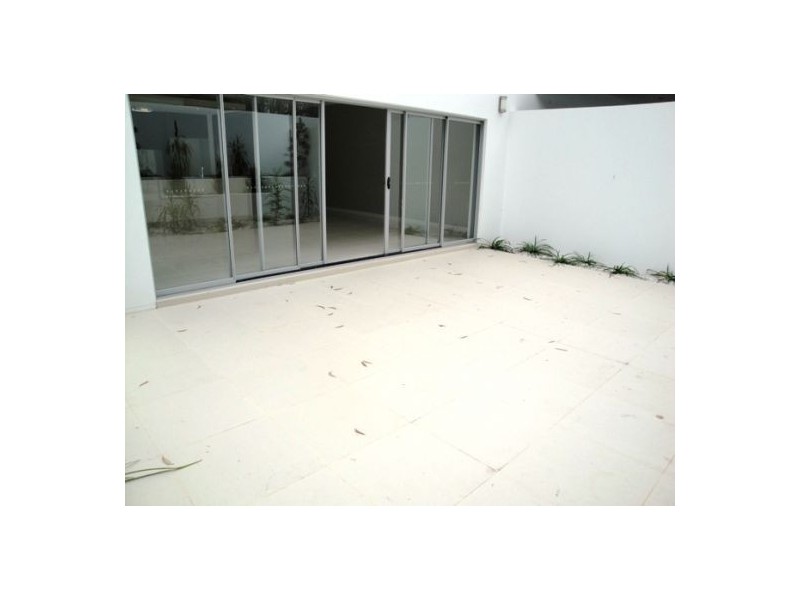 2/18 Drury Avenue, Southport QLD 4215