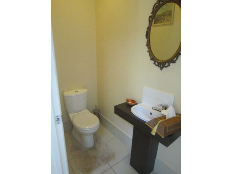 1/126 Pohlman Street, Southport QLD 4215