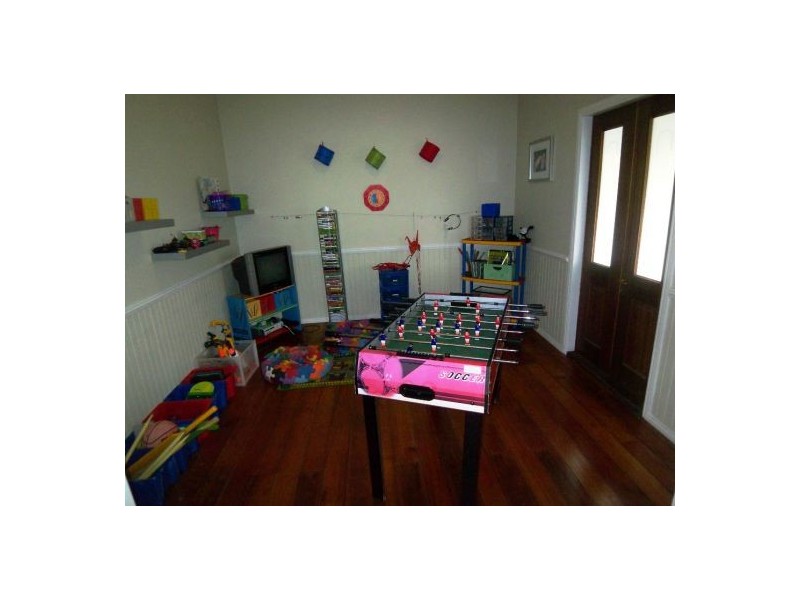 36 Ridgeway Avenue, Southport QLD 4215