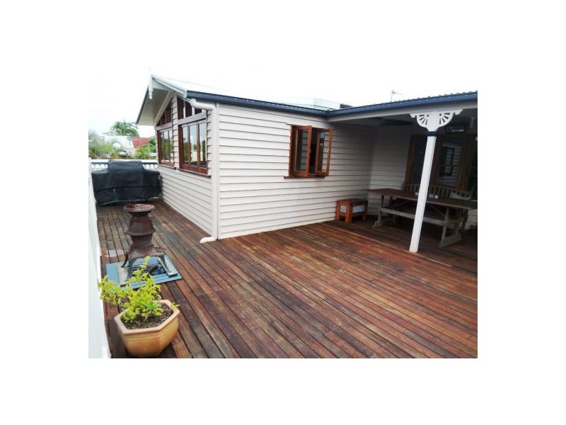 36 Ridgeway Avenue, Southport QLD 4215