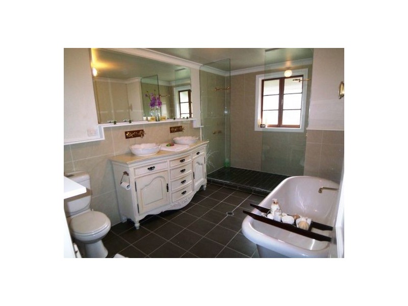 36 Ridgeway Avenue, Southport QLD 4215