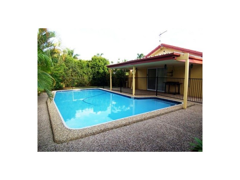 2 Naranja Crescent, Benowa QLD 4217