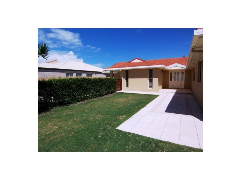 12 Wau Avenue, Runaway Bay QLD 4216