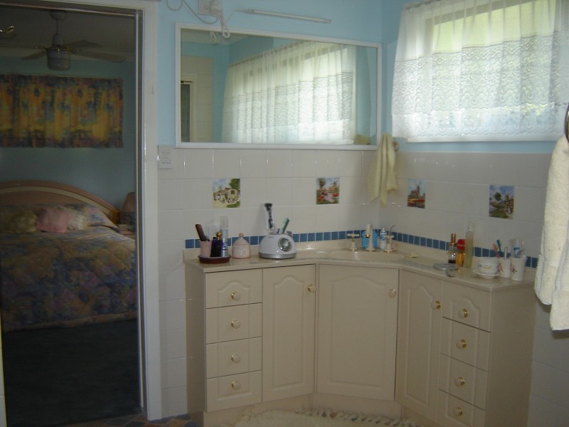 10 Curlew Street, Macleay Island QLD 4184