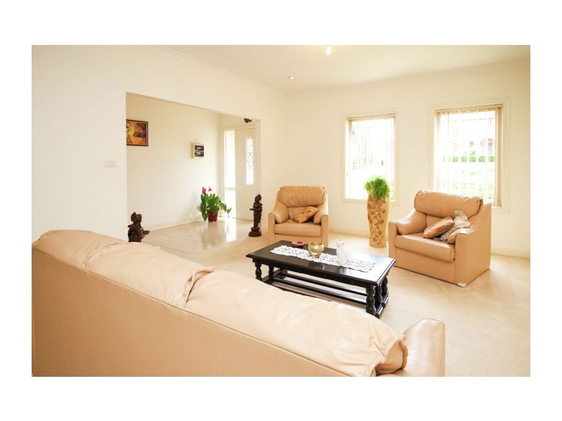 27 Comet Circuit, Beaumont Hills NSW 2155