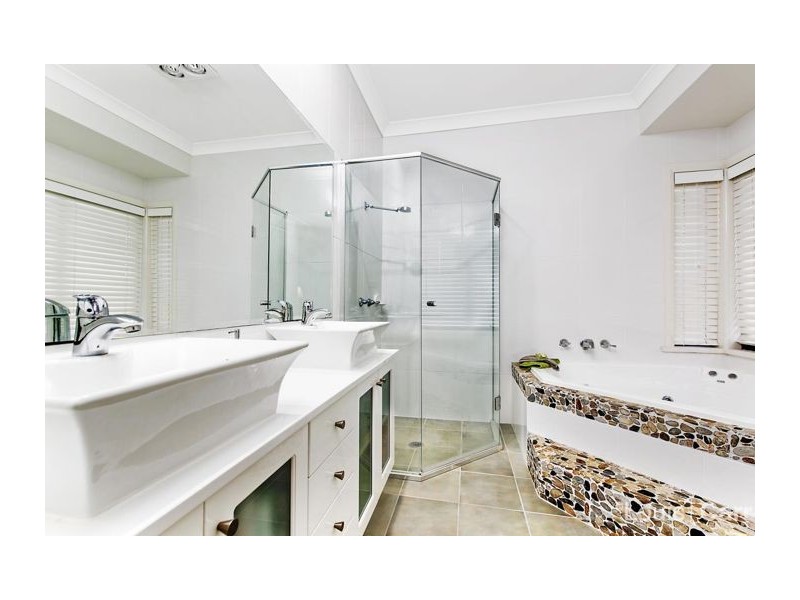 8 Kingscott Pl, Castle Hill NSW 2154