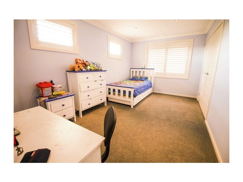 32 Chessington Tce, Beaumont Hills NSW 2155
