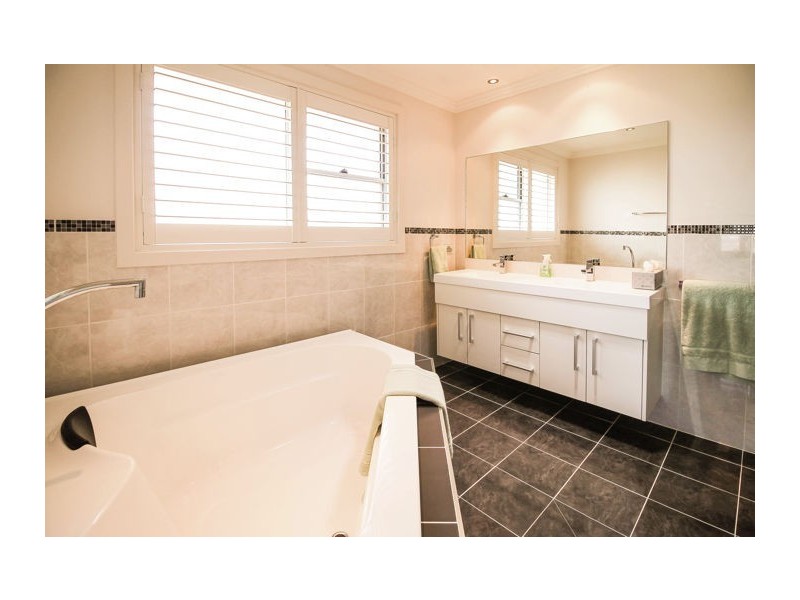 32 Chessington Tce, Beaumont Hills NSW 2155