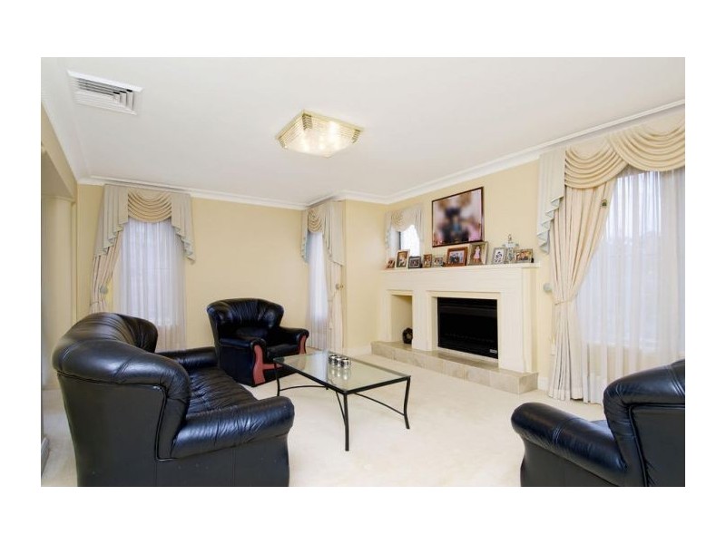 10 Lyneham Place, West Pennant Hills NSW 2125