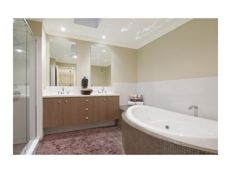 7 Honeyeater Cres, Beaumont Hills NSW 2155